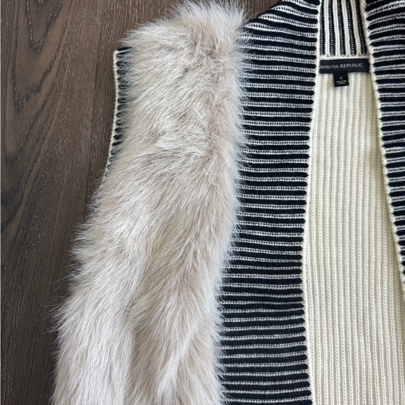 Banana Republic Faux Fur Vest. Women’s size small. New without tags. - Picture 3 of 8